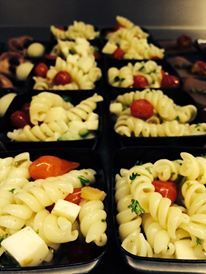 Pasta salade met mozzarella en gedroogde tomaatjes