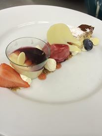 Feestelijk dessertbord met kleine dessertjes