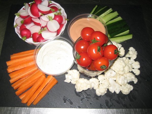Ratatouille van rauwe groentjes met dipsausjes